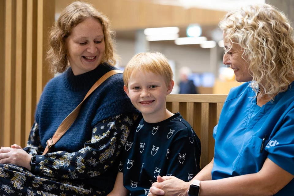  En sundhedsperson taler med Harry i klinikken