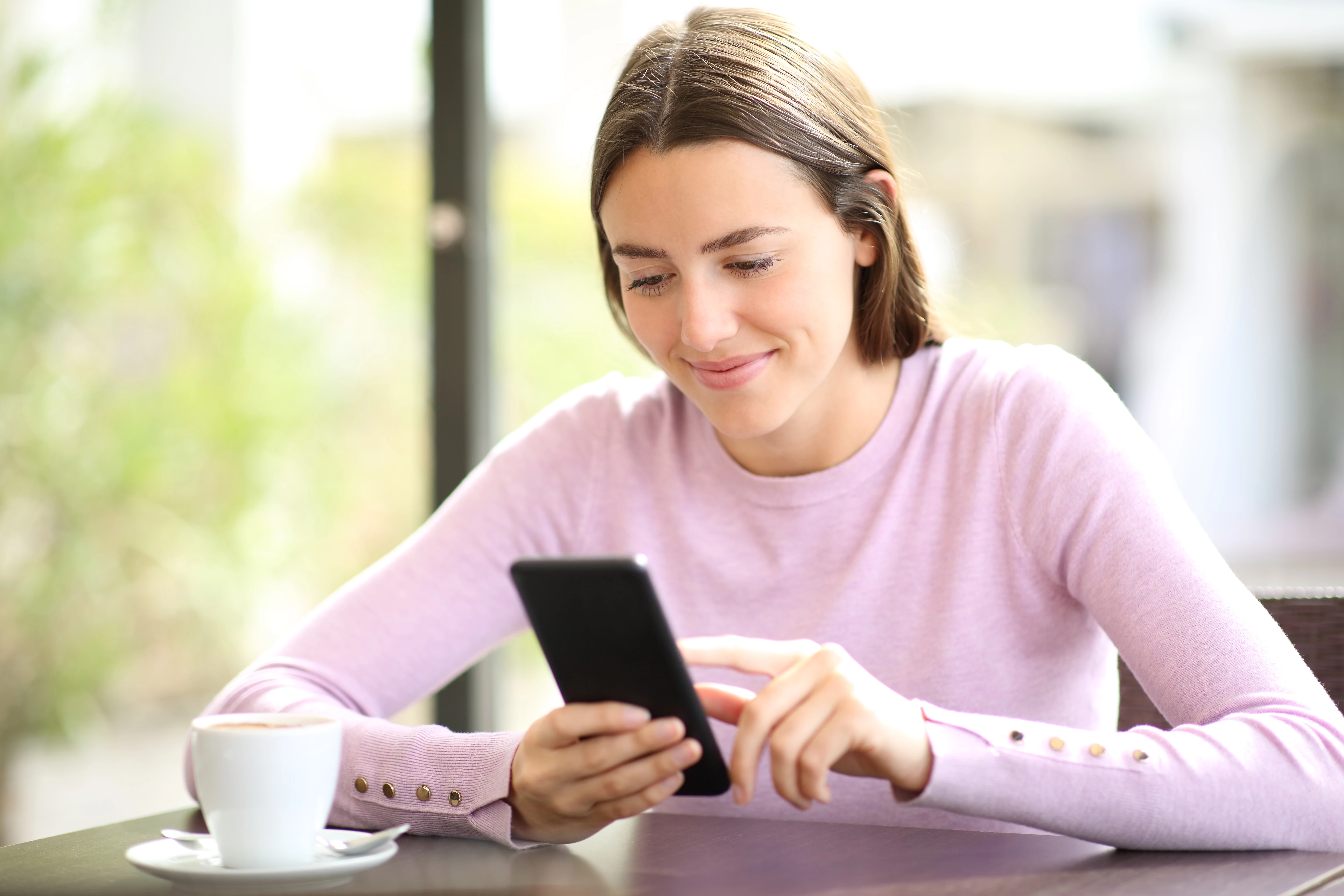 Kvinde orienterer sig på mobiltelefon