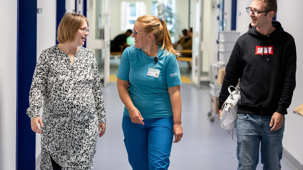 Patient taler med personale på gangen